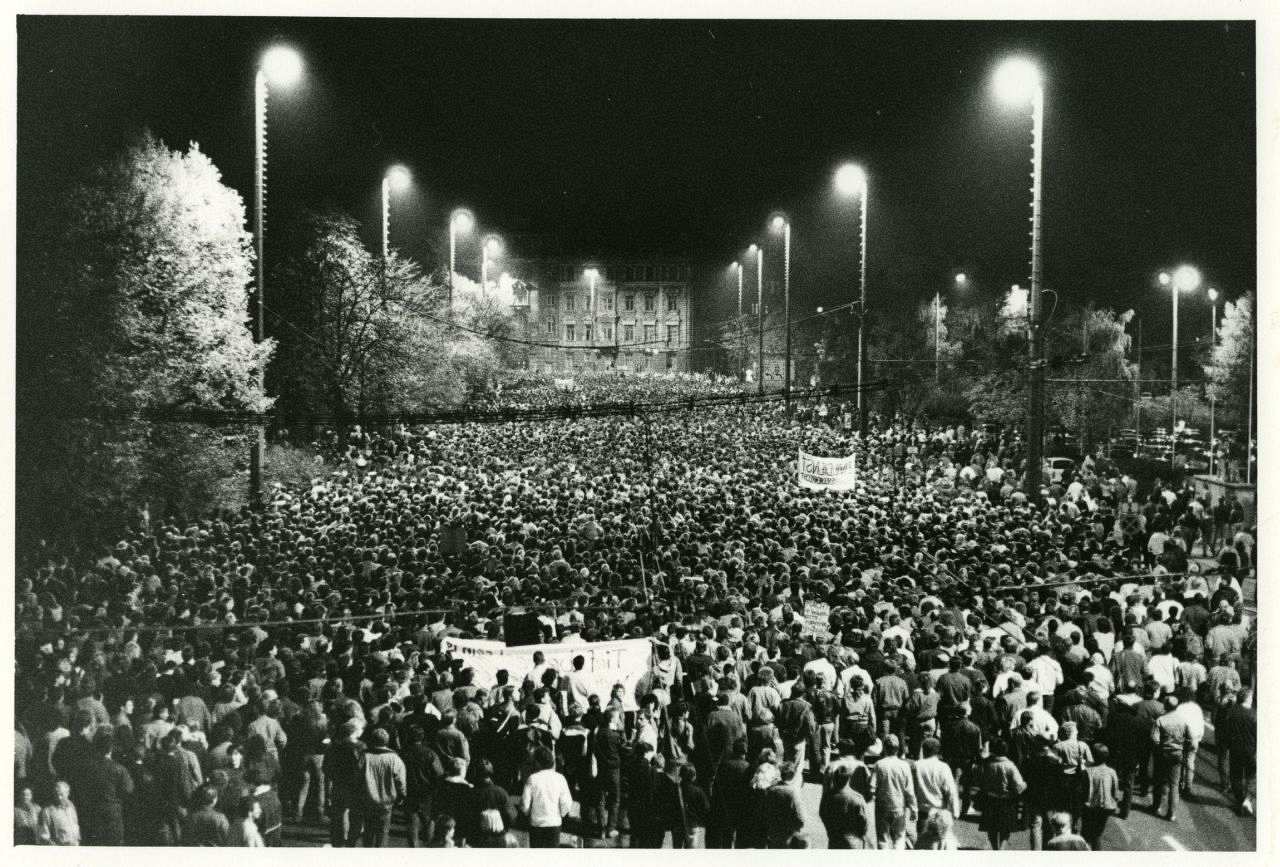 Große Menschenmassen bei einer Montagsdemonstration in Leipzig 1989