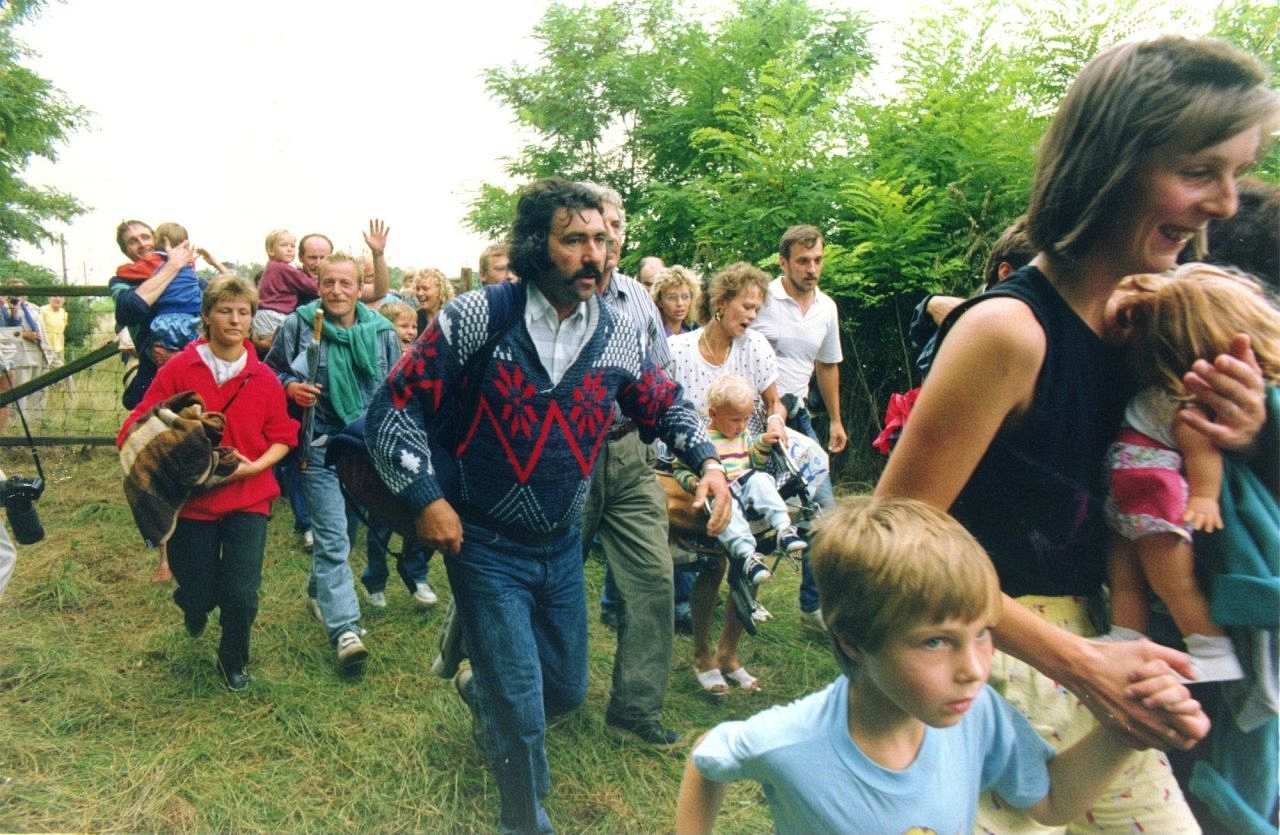 Das Foto zeigt die Massenflucht von Menschen aus der DDR über die ungarische Grenze. Die 