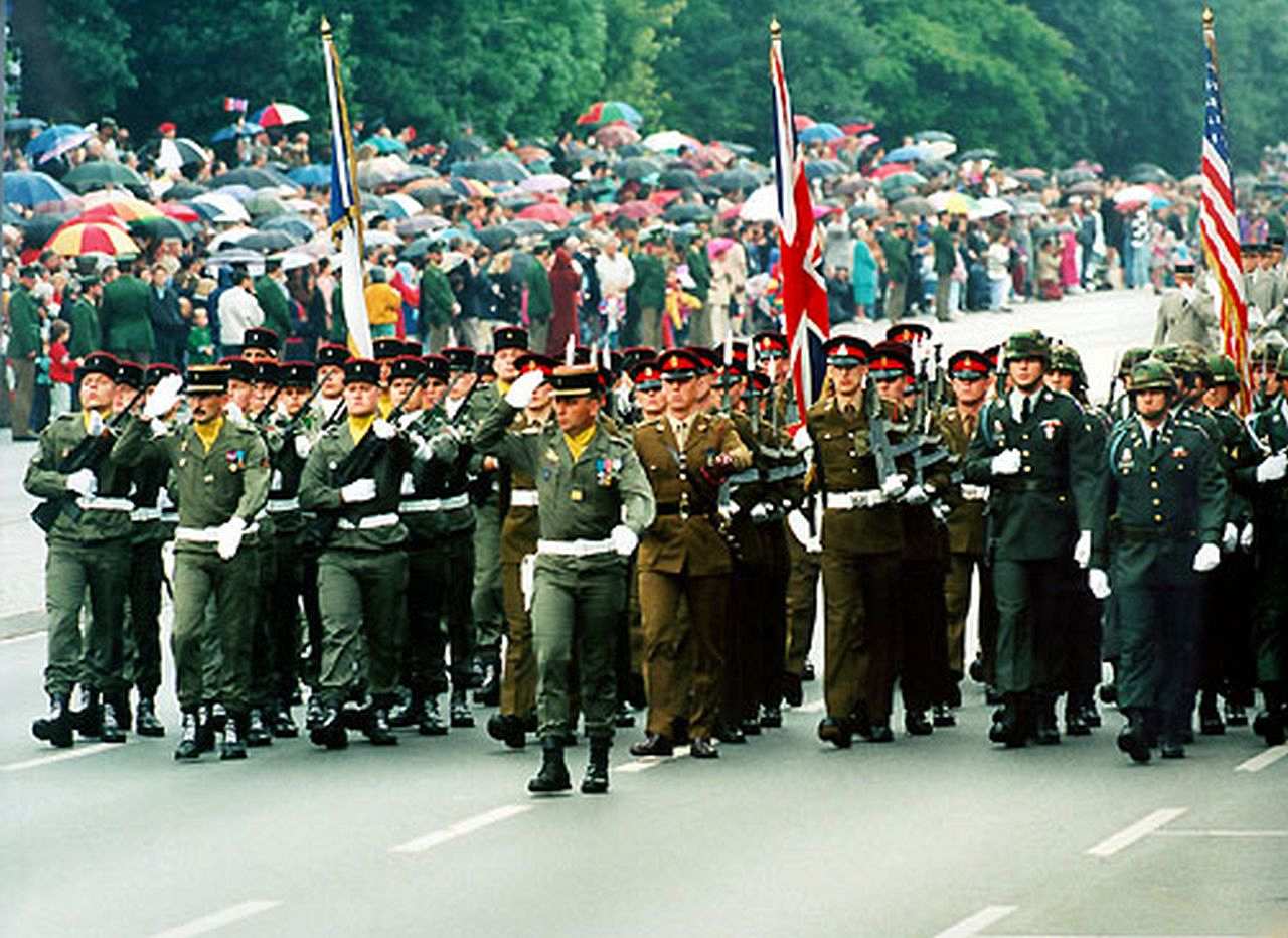 Fotografie der letzten Militärparade der Alliierten in Berlin am 18. Juni 1994