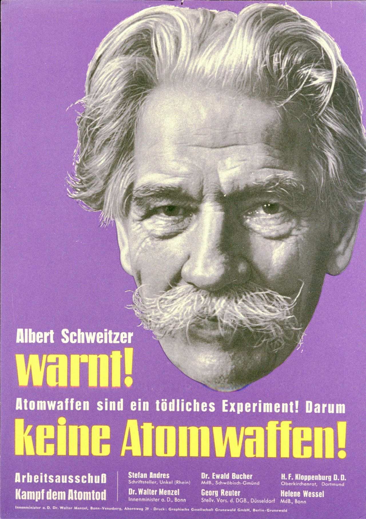Lilafarbenes Plakat mit schwarz-weißer Porträt-Abbildung Albert Schweitzers, Schriftzug drunter 'Albert Schweitzer warnt! Atomwaffen sind ein tödliches Experiment! Darum keine Atomwaffen! Arbeitsausschuß Kampf dem Atomtod'. Unten Aufzählung der Mitglieder.