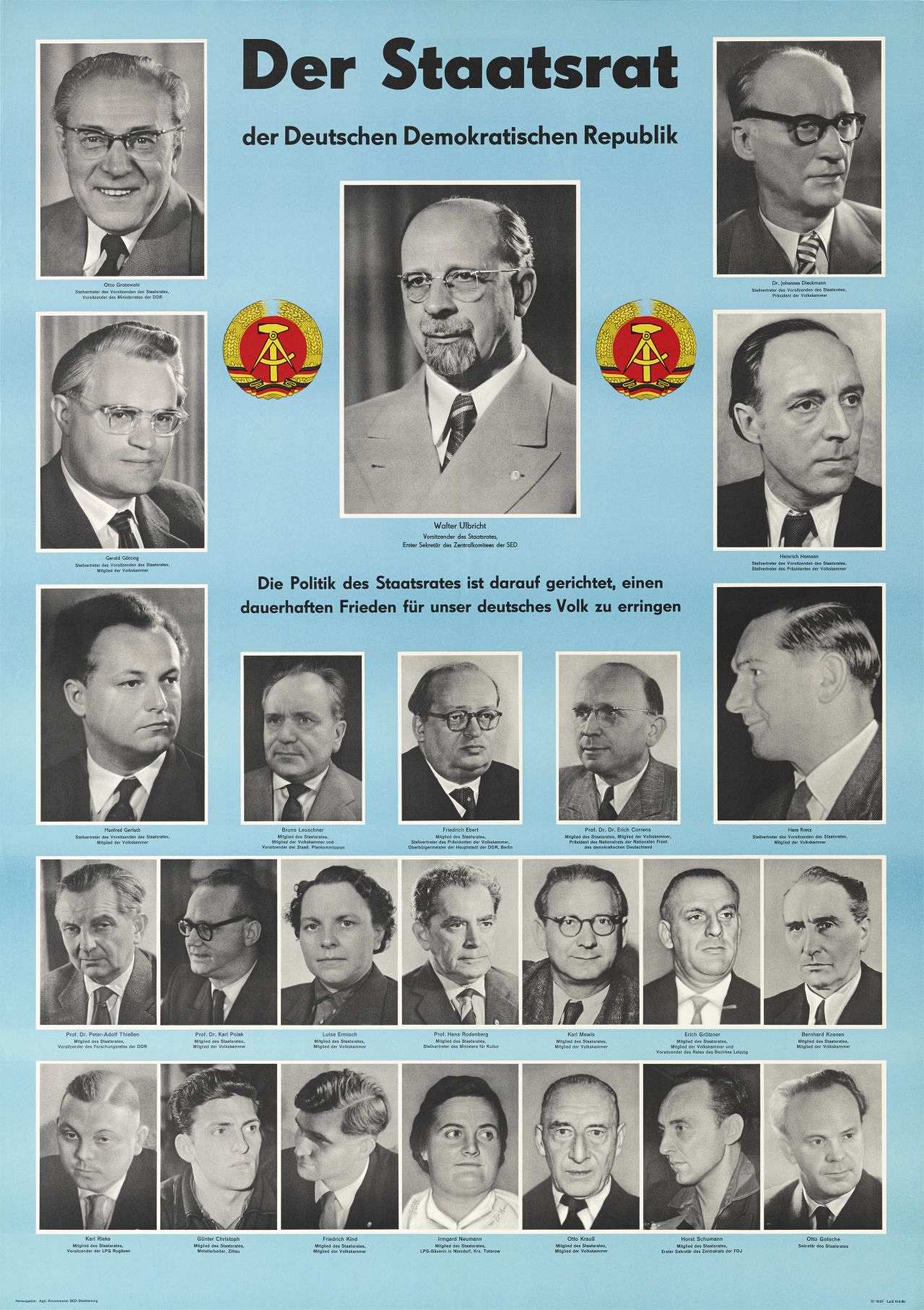 Fotos der Staatsrats-Mitglieder. Mittig größeres Bild von Walter Ulbricht, flankiert von DDR-Emblemen rechts und links. Darunter Schriftzug: 'Die Politik des Staatsrates ist darauf gerichtet, einen dauerhaften Frieden für unser deutsches Volk zu erringen.'