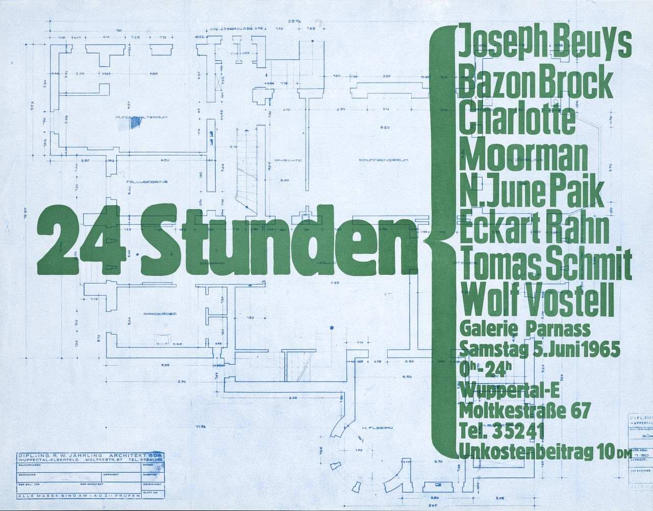 Grundrisszeichnung eines Gebäudes, darauf in grünen Lettern mittig der Veranstaltungstitel ‚24 Stunden‘ und rechts aufgeführt Namen der Künstler, Angaben zum Veranstaltungsort und –zeit. Eine geschweifte Klammer um diese Daten verbindet diese mit dem Titel.