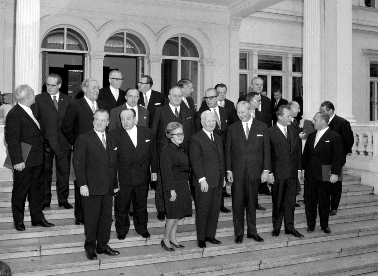 Gruppenfoto des neuen Bundeskabinetts auf einer Treppe vor der Villa Hammerschmidt. Im Hintergrund Fenster der Villa.