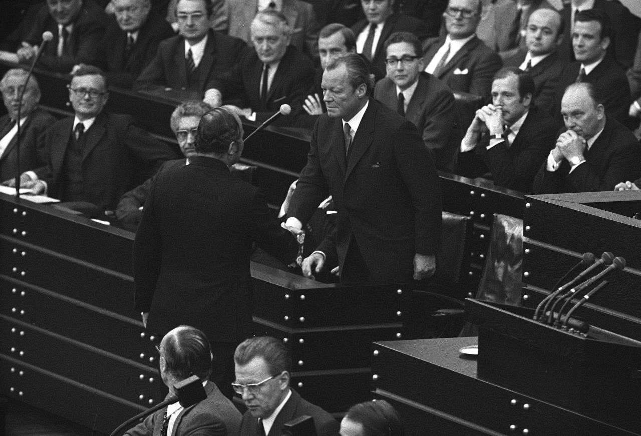 Der CDU-Fraktionsvorsitzende Rainer Barzel gratuliert Bundeskanzler Willy Brandt zum Sieg nach dem gescheiterten Konstruktiven Misstrauensvotum