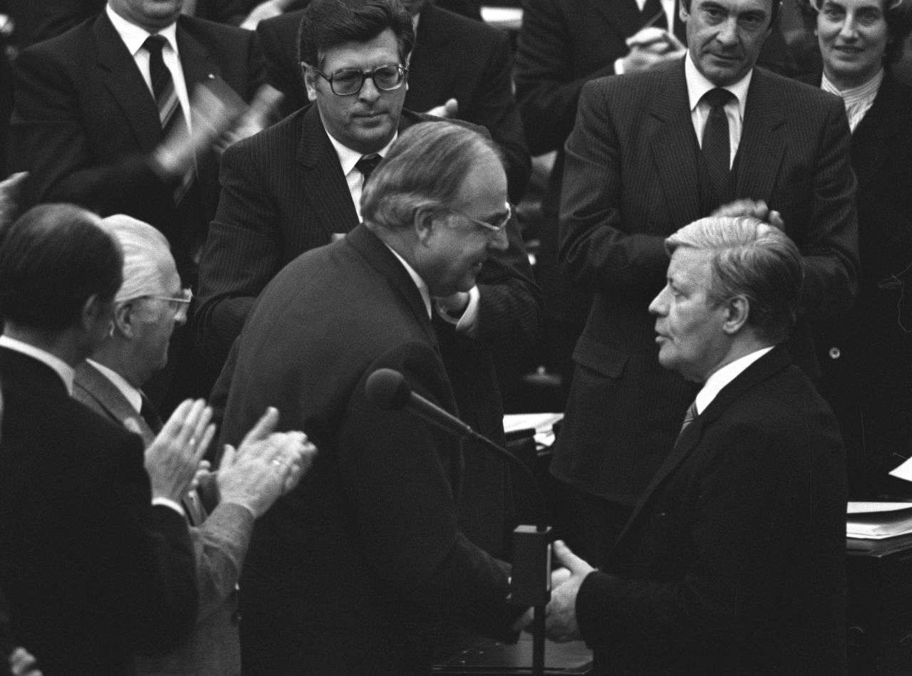 schwarz/weiß-Fotografie: Helmut Schmidt (rechts) gratuliert Helmut Kohl (links) nach dem erfolgreichen konstruktiven Misstrauensvotum.