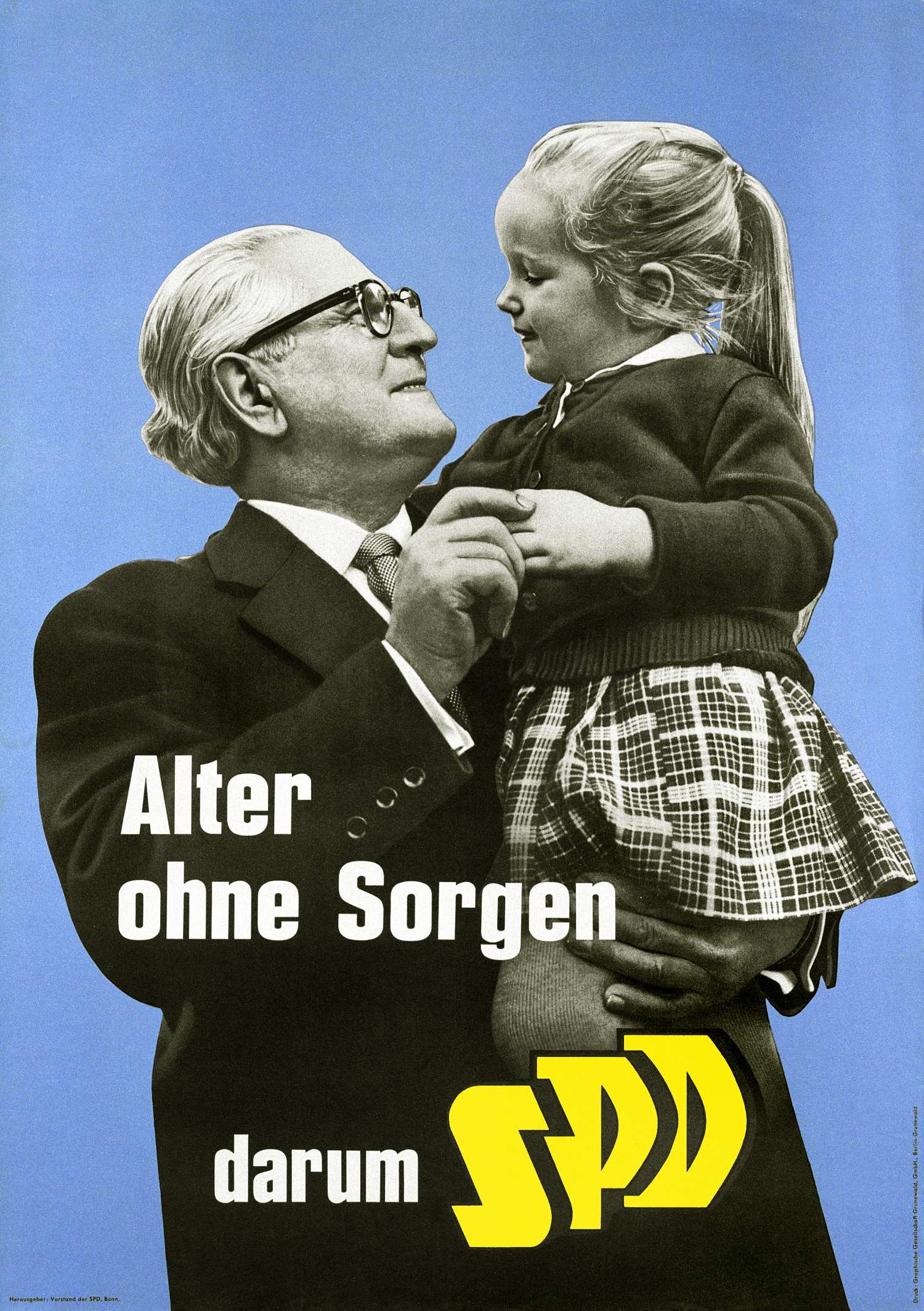 Blaues Plakat mit schwarz-weißer Abbildung eines alten Mannes mit einem kleinen Mädchen auf dem Arm. Dazu die Schrift: Alter ohne Sorgen, darum SPD.