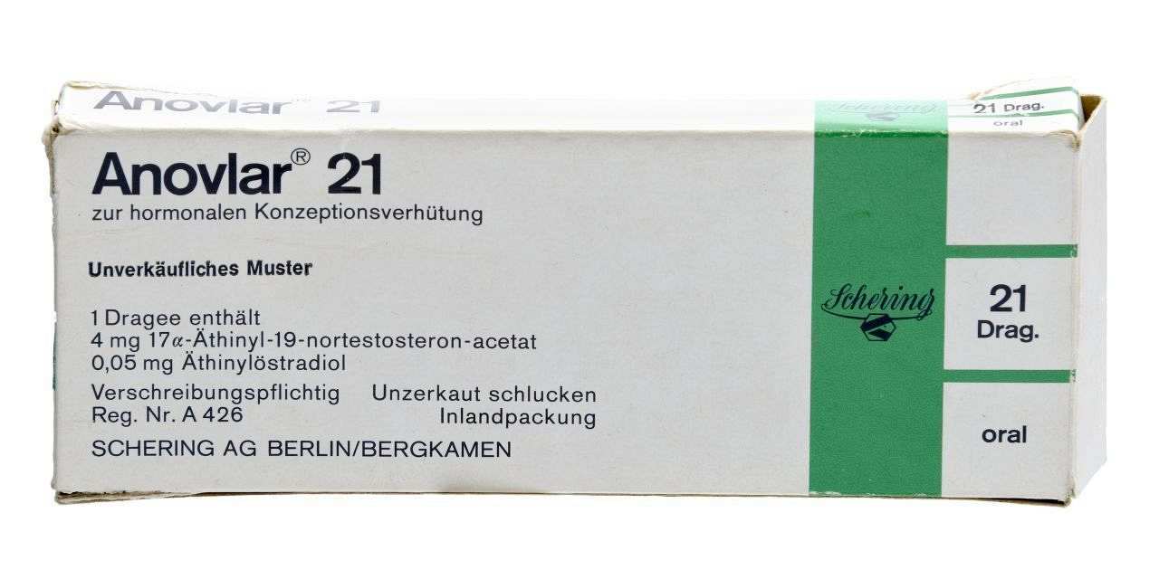 Weiße Schachtel mit umlaufendem grünem Streifen rechts; schwarzer Aufdruck: Anovlar 21 zur hormonalen Konzeptionsverhütung / unverkäufliches Muster / 21 Drag. / oral. und die Zusammensetzung. Inliegend: ein Streifen mit einundzwanzig grünen Pillen, in zwei Reihen angeordnet (zum Durchdrücken); Unterseite grün mit aufgedruckter Pfeilkette und Wochentagsbeschriftung je Pille; dazu weiße Hülle zum Einstecken des Pillenstreifens sowie Packungsbeilage mit deutscher, italienischer, spanischer, griechischer, türkischer, serbokroatischer und portugiesischer Sprache.