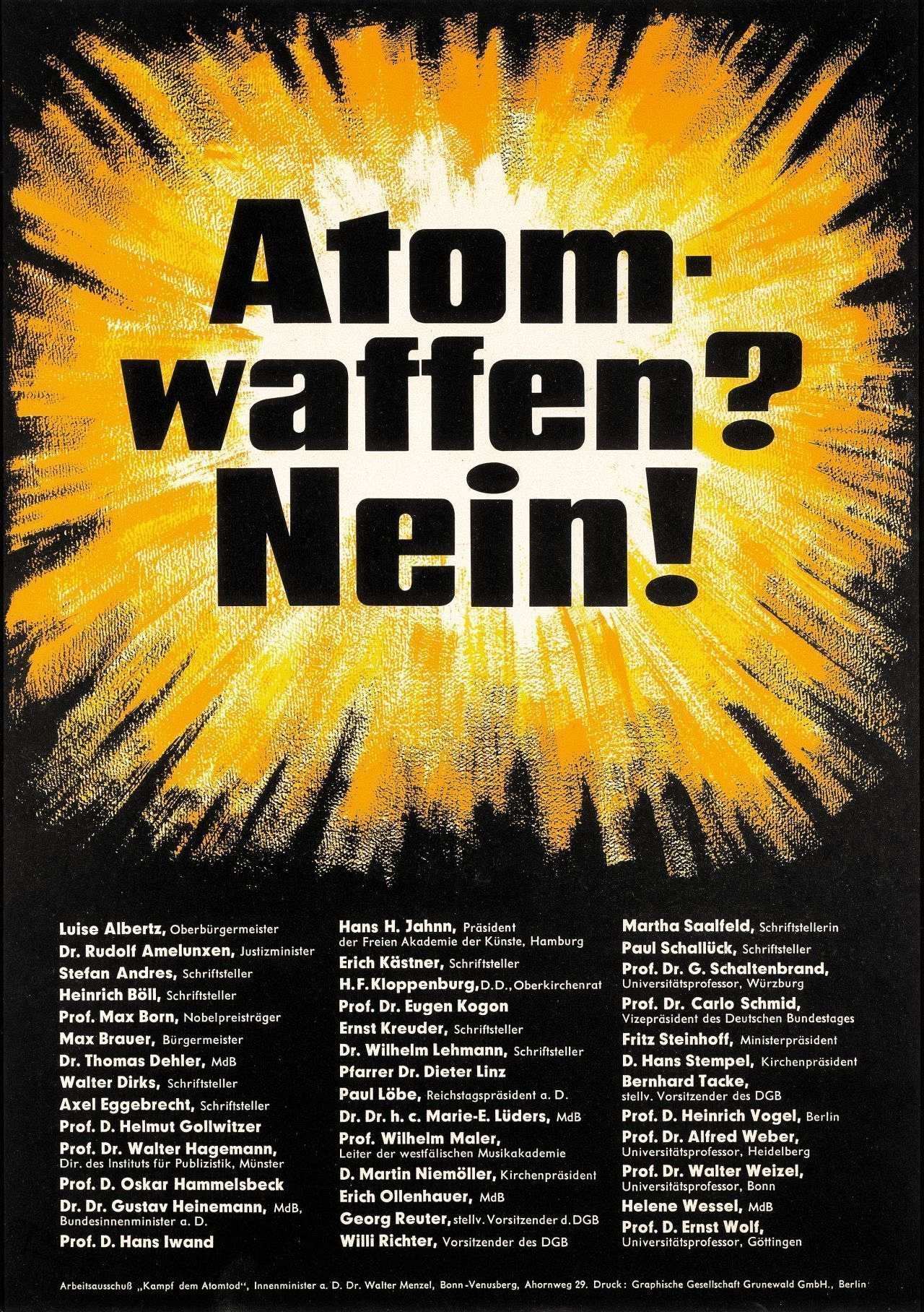 Plakat mit schwarzem Hintergrund. Obere Hälfte: gelbeweißes Farbfeld, an den Rändern strahlenförmig. Darin in großen schwarzen Buchstaben der Text Atomwaffen? Nein!. Untere Hälfte: zahlreiche Namen mit Berufsbezeichnung in kleiner weißer Schrift.