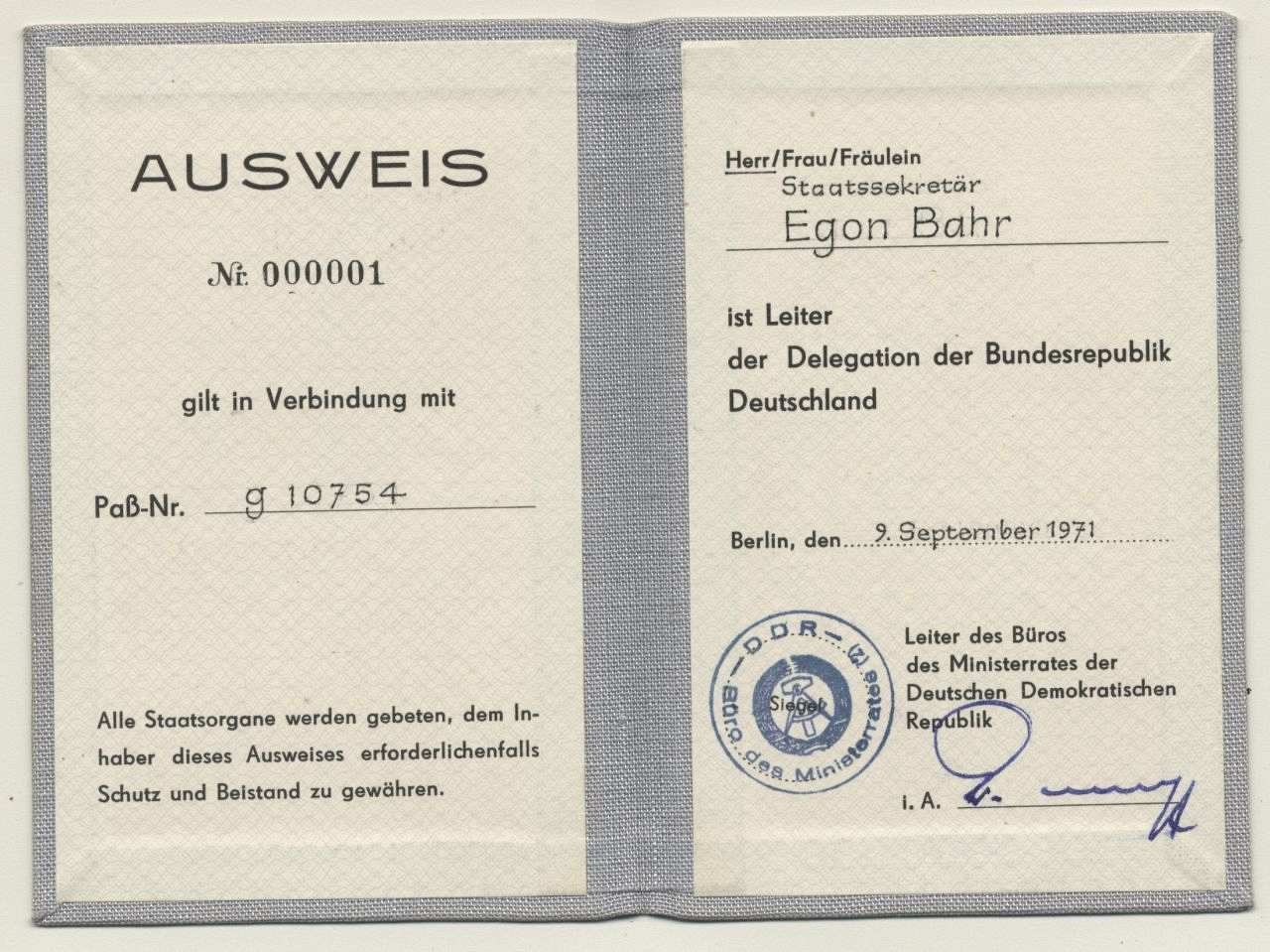 Ausweis mit der Nr. 000001  von Staatssekretär Egon Bahr, Leiter der Delegation der Bundesrepublik  Deutschland; ausgestellt Berlin, den 9. September 1971 vom Leiter des Büros des Ministerrates der Deutschen Demokratischen Republik.