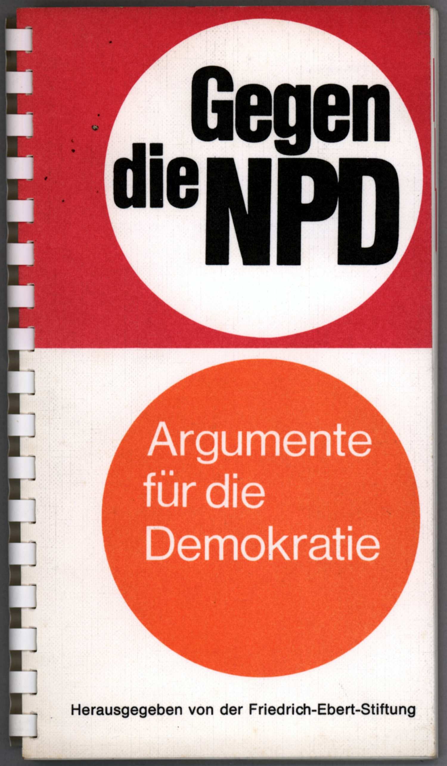 Von der Friedrich-Ebert-Stiftung herausgegebenenes Ringbuch mit dem Titel: Gegen die NPD.