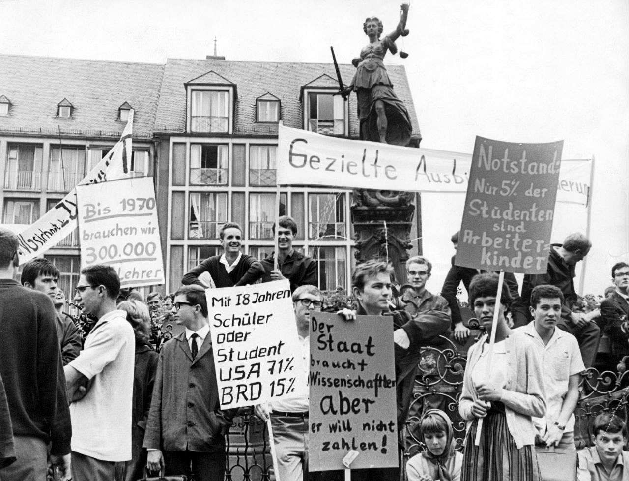 schwarz-weiß-Fotografie von demonstrierenden Studenten gegen Bildungsnotstand auf dem Frankfurter Rathausvorplatz