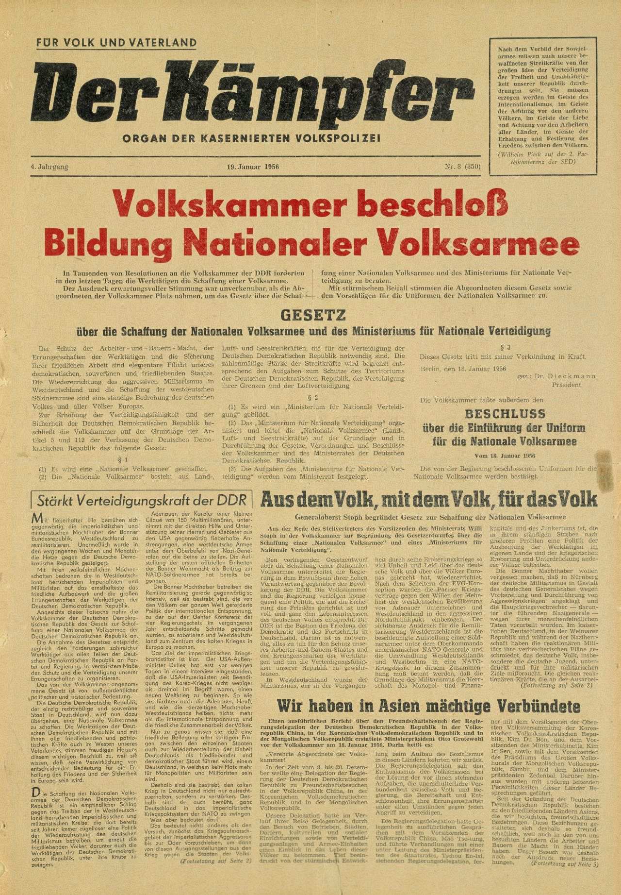 Bräunlich bedrucktes Blatt. Im Kopf: Für Volk und Vaterland / Der Kämpfer / Organ der kasernierten Volkspolizei / 4. Jahrgang 19. Januar 1956 Nr. 8. Die rot gedruckte Schlagzeile lautet: Volkskammer beschloß / Bildung Nationaler Volksarmee.