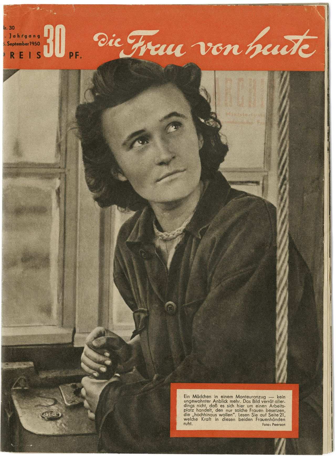 Titelseite der Zeitschrift Frau von heute mit schwarz-weiß-Foto einer nach oben schauenden Frau. Orangene Titelzeile mit dem Namen der Zeitschrift.