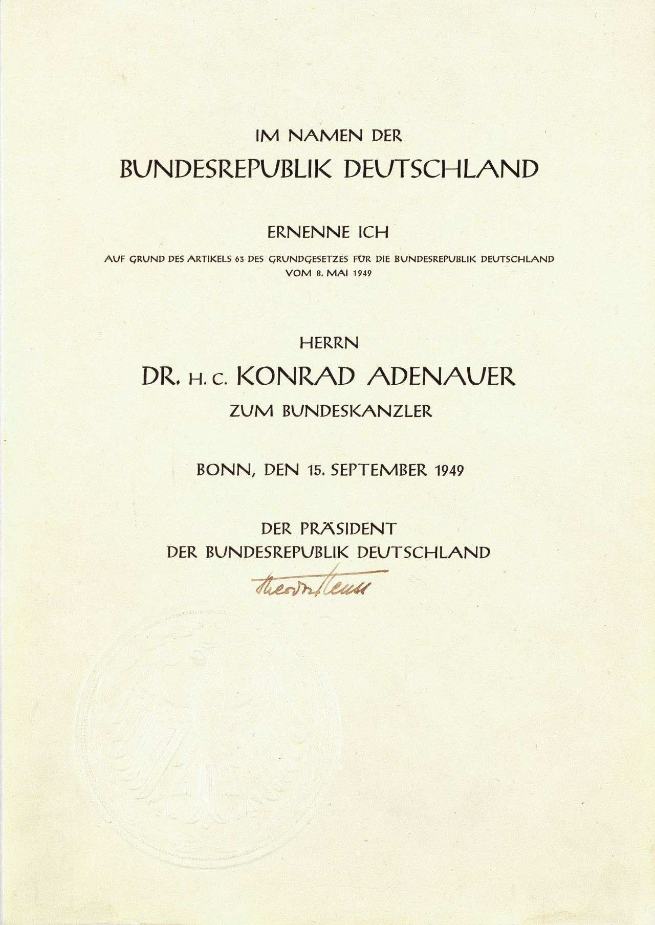 Blatt, großer geprägter Bundesadler unten. Text: Im Namen der Bundesrepublik Deutschland ernenne ich auf Grund des Artikels 63 des Grundgesetzes für die Bundesrepublik Deutschland vom 8. Mai 1949 Herrn Dr. h.c. Konrad Adenauer zum Bundeskanzler. Unterzeichnet hat Bundespräsident Heuss.