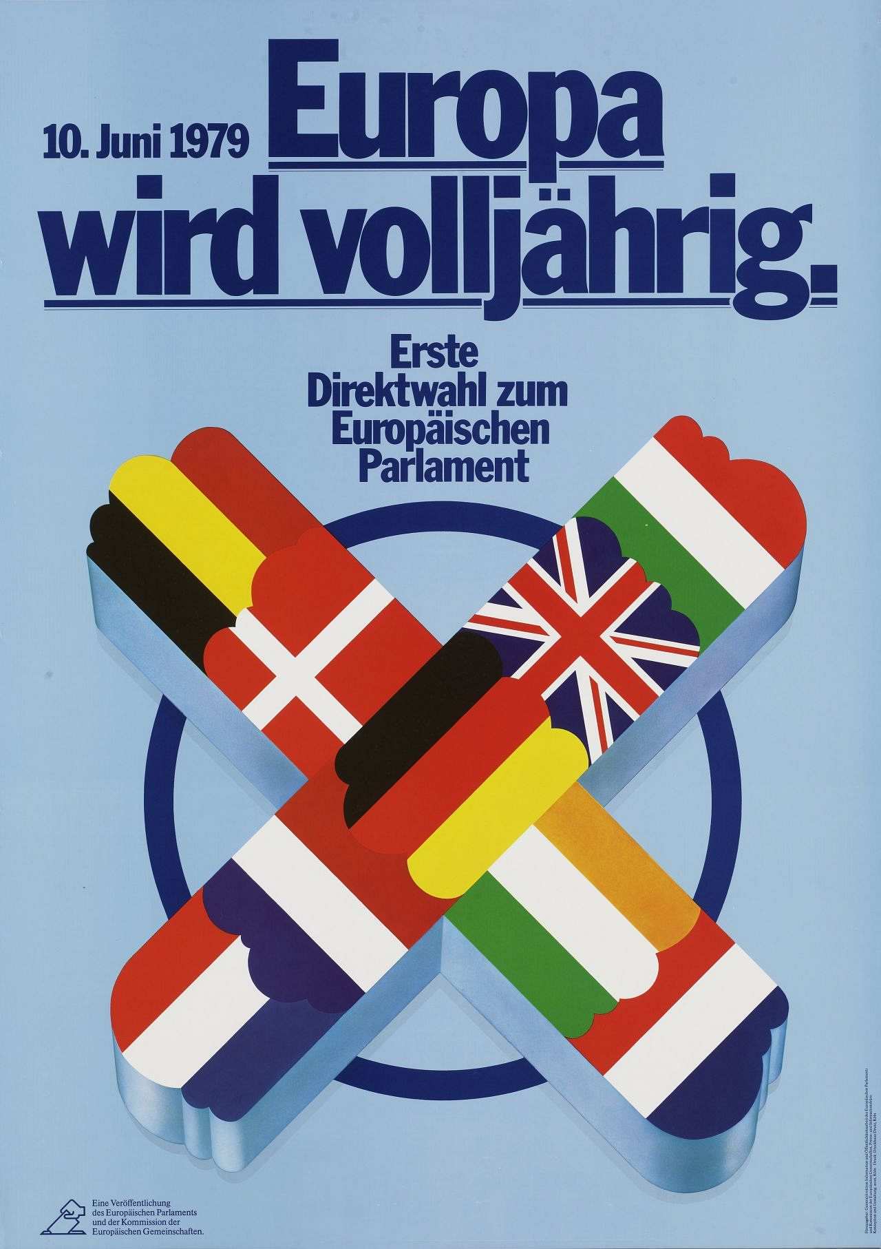 Auf hellblauem Grund ein Kreuz in den Farben der Länder der Europäischen Gemeinschaft auf einem blauen Stimmzettelkreis. Darüber in Blau: 10. Juni 1979 / Europa wird volljährig. / Erste Direktwahl zum Europäischen Parlament. Unten links: Eine Veröffentlichung des Europäischen Parlaments und der Kommission der Europäischen Gemeinschaften.