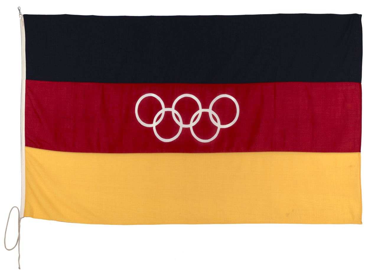 Schwarz-rot-goldene Fahne, im Zentrum die Olympischen Ringe.