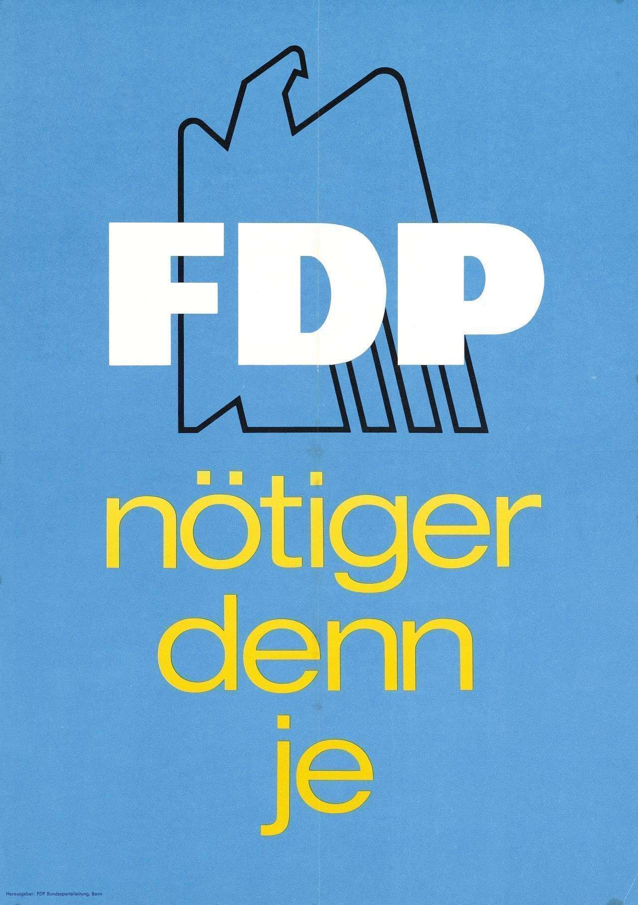 Blaugrundiges Wahlplakat zur Bundestagswahl 1965, das in der oberen Hälfte im Hintergrund einen stilisierten Bundesadler zeigt (schwarz) und davor 'FDP' in weiß. Darunter steht (gelb): 'nötiger denn je'.