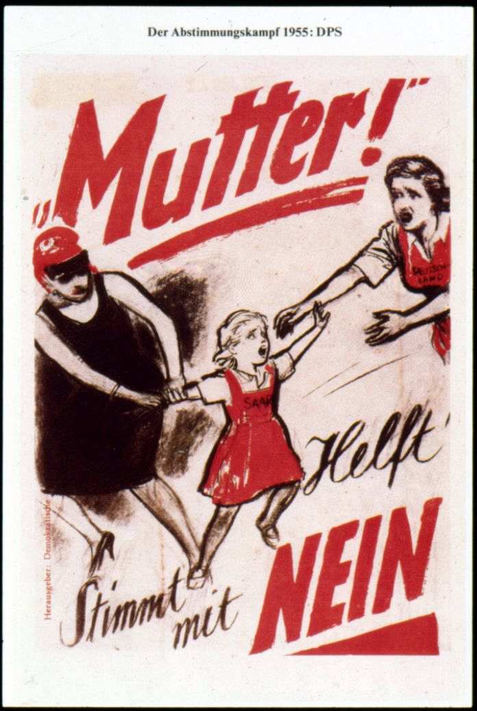 Zeichnung: Frau im schwarzen Kleid, zieht am Arm eines Kindes mit dem Wort Saar auf dem Kleid. Von rechts streckt eine Frau die Arme nach dem Kind aus, auf ihrem Kleid das Wort Deutschland. Oben groß das Wort Mutter, unten: Helft Stimmt mit Nein.