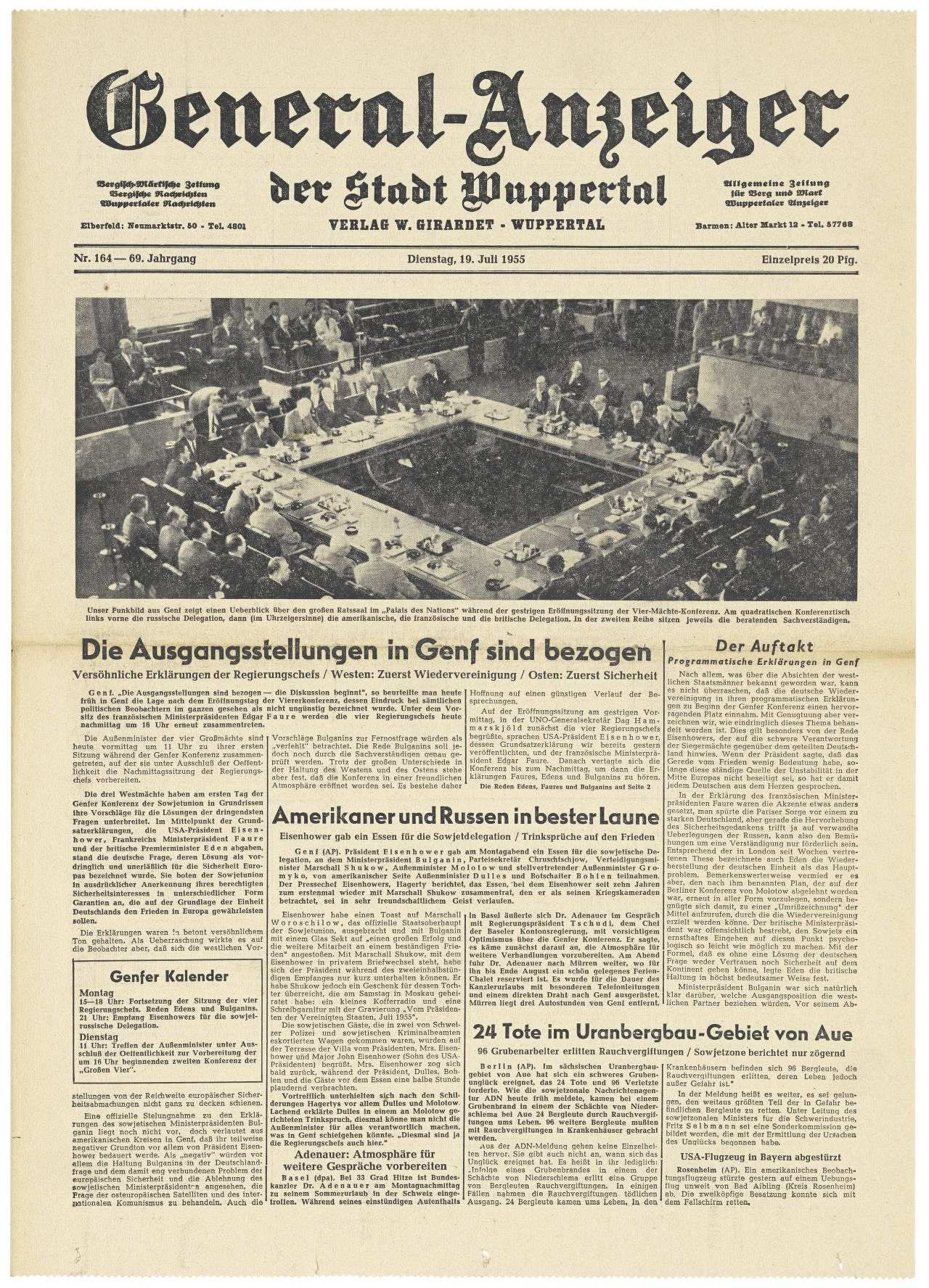 Vergilbte Zeitungsseite. Überschriften der Titelnachricht: Die Ausgangsstellungen in Genf sind bezogen. Versöhnliche Erklärungen der Regierungschefs. Westen: Zuerst Wiedervereinigung. Osten: Zuerst Sicherheit.