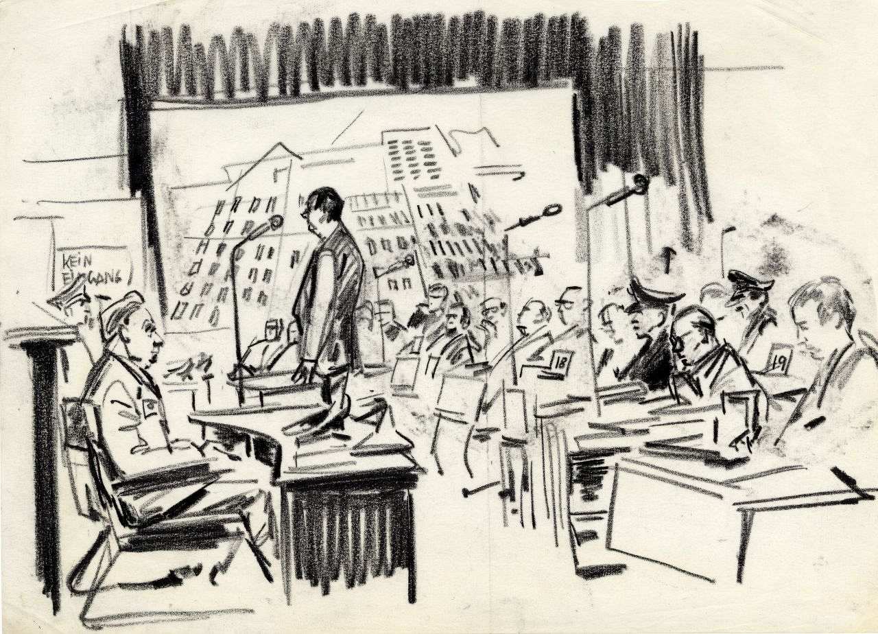 Schwarz/weiß-Zeichnung auf Transparentpapier. Motiv: Gerichtsaal mit den Angeklagten, ihren Verteidigern und Polizisten. Im Hintergrund ein Plan des Konzentrationslagers Auschwitz.