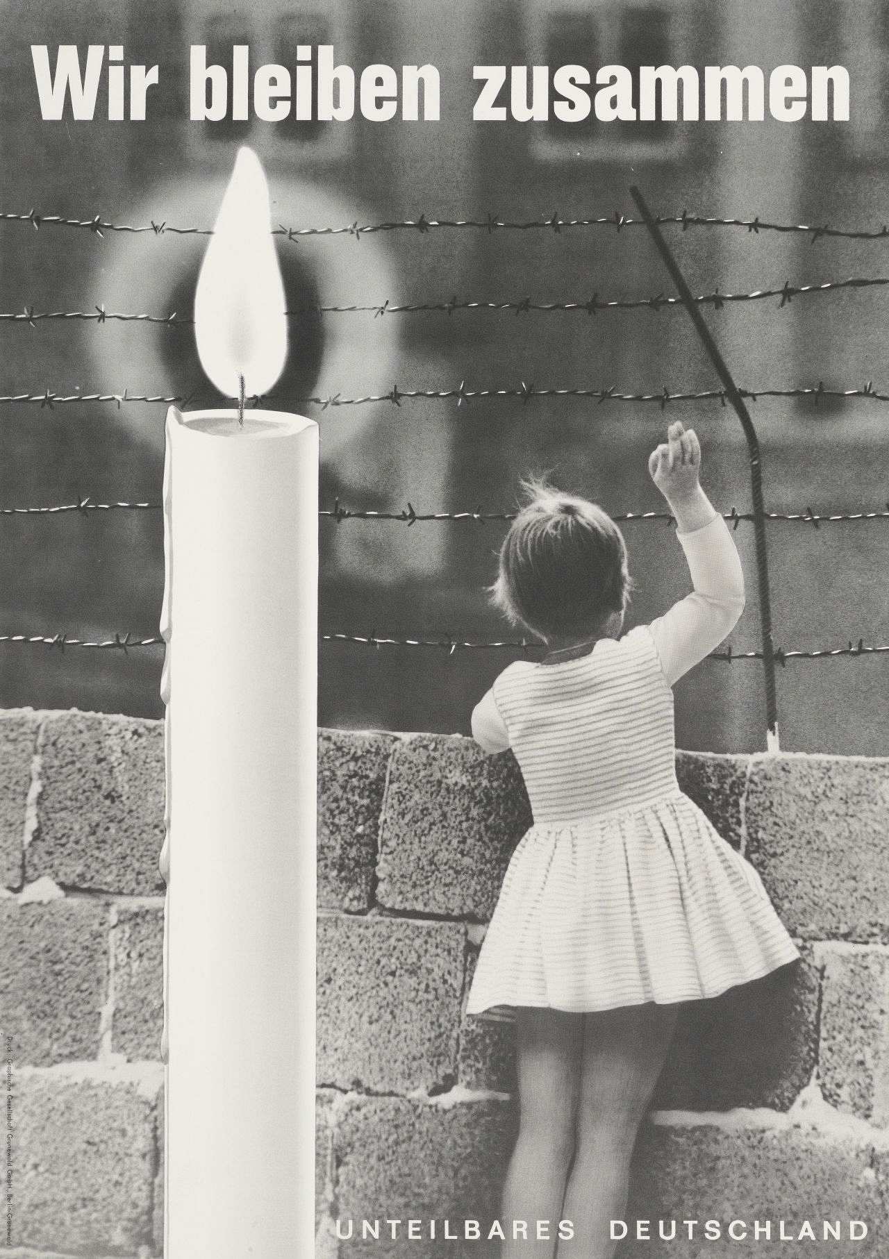 Das schwarz-weiße Plakat zeigt das Foto eines kleinen Mädchens, das über eine Mauer mit Stacheldraht winkt. Auf der linken Plakathälfte ist eine überdimensionale, brennende Kerze abgebildet. Auf der oberen Plakathälfte steht folgender Text: 