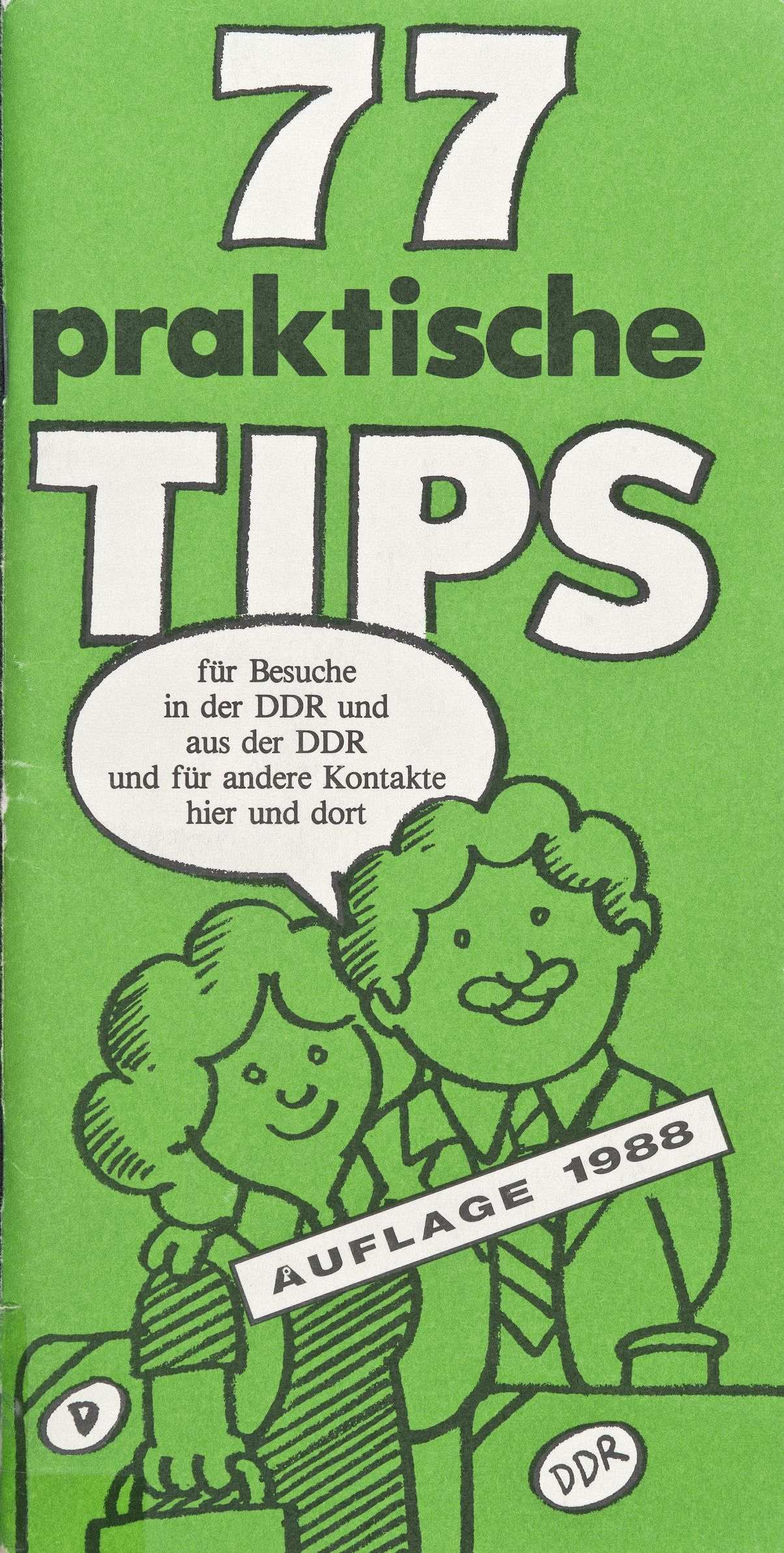 Grünes Heft mit weißer und schwarzer Beschriftung: 77 praktische Tips. Darunter in weiß die Zeichnung einer Frau und eines Mannes mit Gepäck und Sprechblase; Text: für Besuche in der DDR und aus der DDR und für andere Kontakte hier und dort.