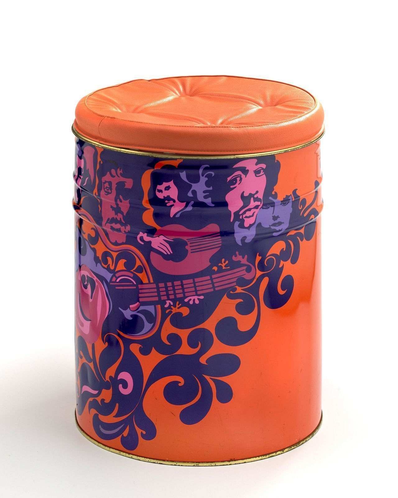 Orangefarbene zylindrische Tonne, rundum mit Blumen, Ornamenten, Gitarren und Köpfen bemalt (dunkelblau, rosafarben, violett), darunter Jimi Hendrix; Deckel abnehmbar, gepolstert, mit orangefarbenem Kunstleder bezogen.