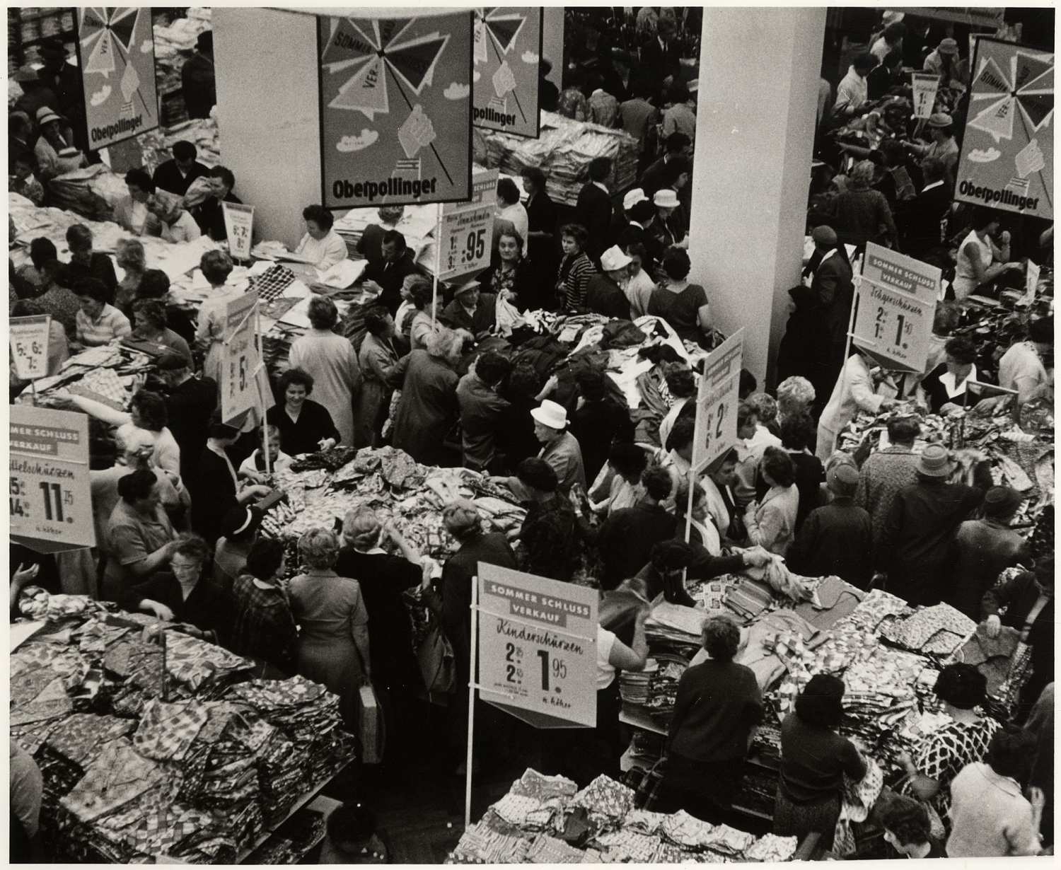 Schwarz-weiß-Fotografie: Sommerschlussverkauf im Münchener Kaufhaus Oberpollinger, 1950er Jahre.