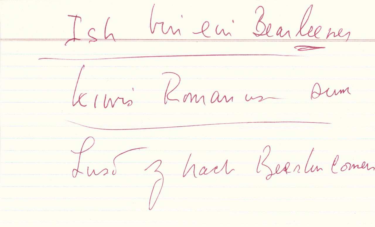 Mit roter Tinte handschriftlich beschriebene Manuskriptkarte: Ish bin ein Bearleener, Kiwis Romanus sum, Last si nach Bearlin comen.
