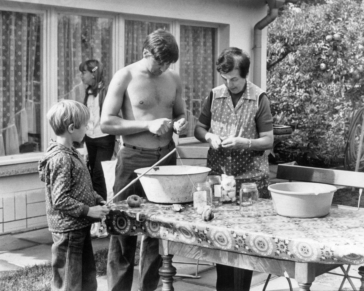 Fotografie vom Obsteinwecken in einem Garten der Anlage des heutigen KGV 