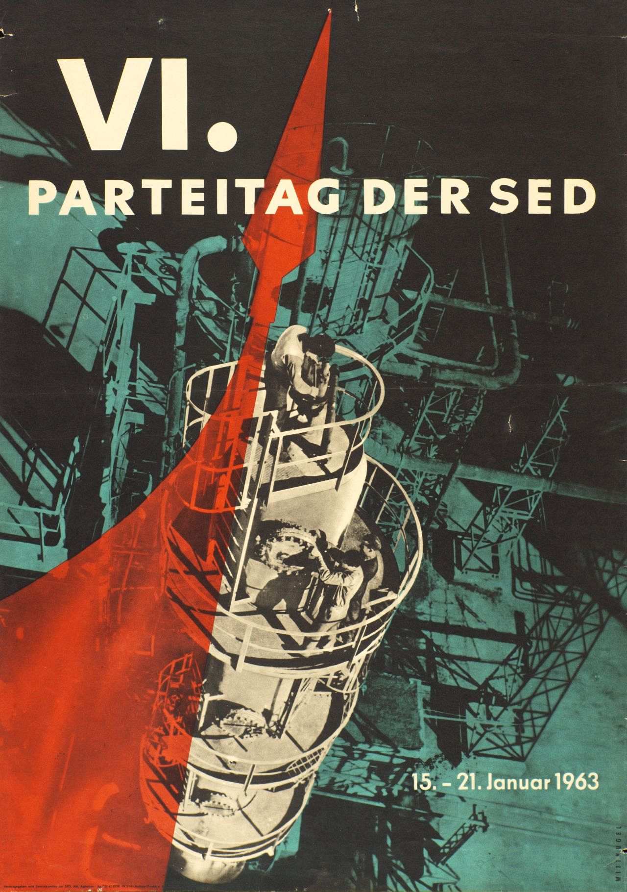 Industrieanlage, im Vordergrund Industrieturm mit Arbeitern. Links ein Stück einer roten Fahne, die in Form eines Pfeils endet. Großer Text: VI. Parteitag der SED. Weiterer Text unten rechts: 15. - 21. Januar 1963. Herausgegeben vom Zentralkomitee der SED, Abt. Agitation.