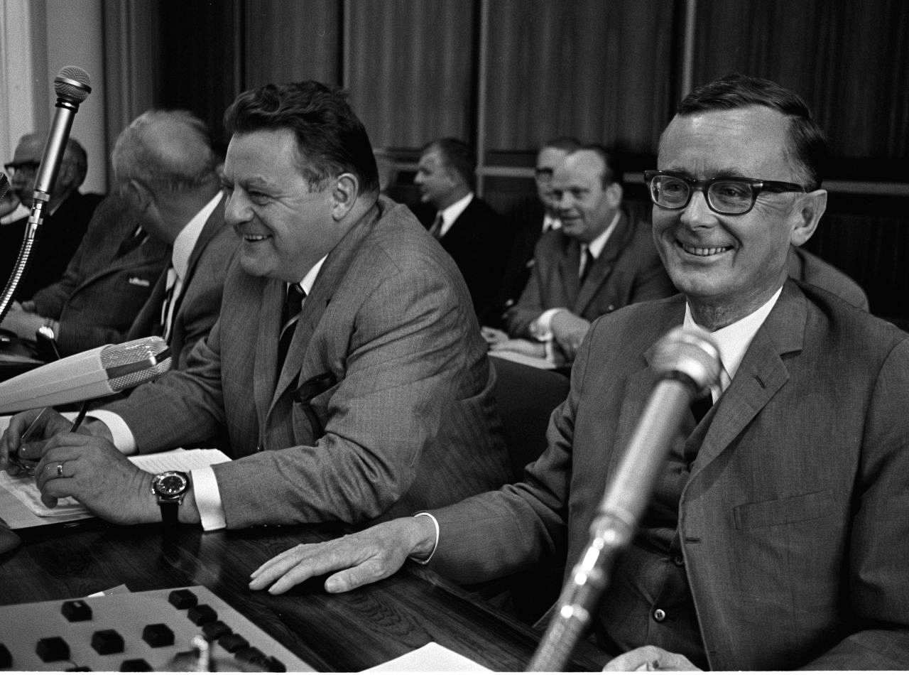 Finanzminister Strauß und Wirtschaftsminister Schiller während einer Pressekonferenz 1968.