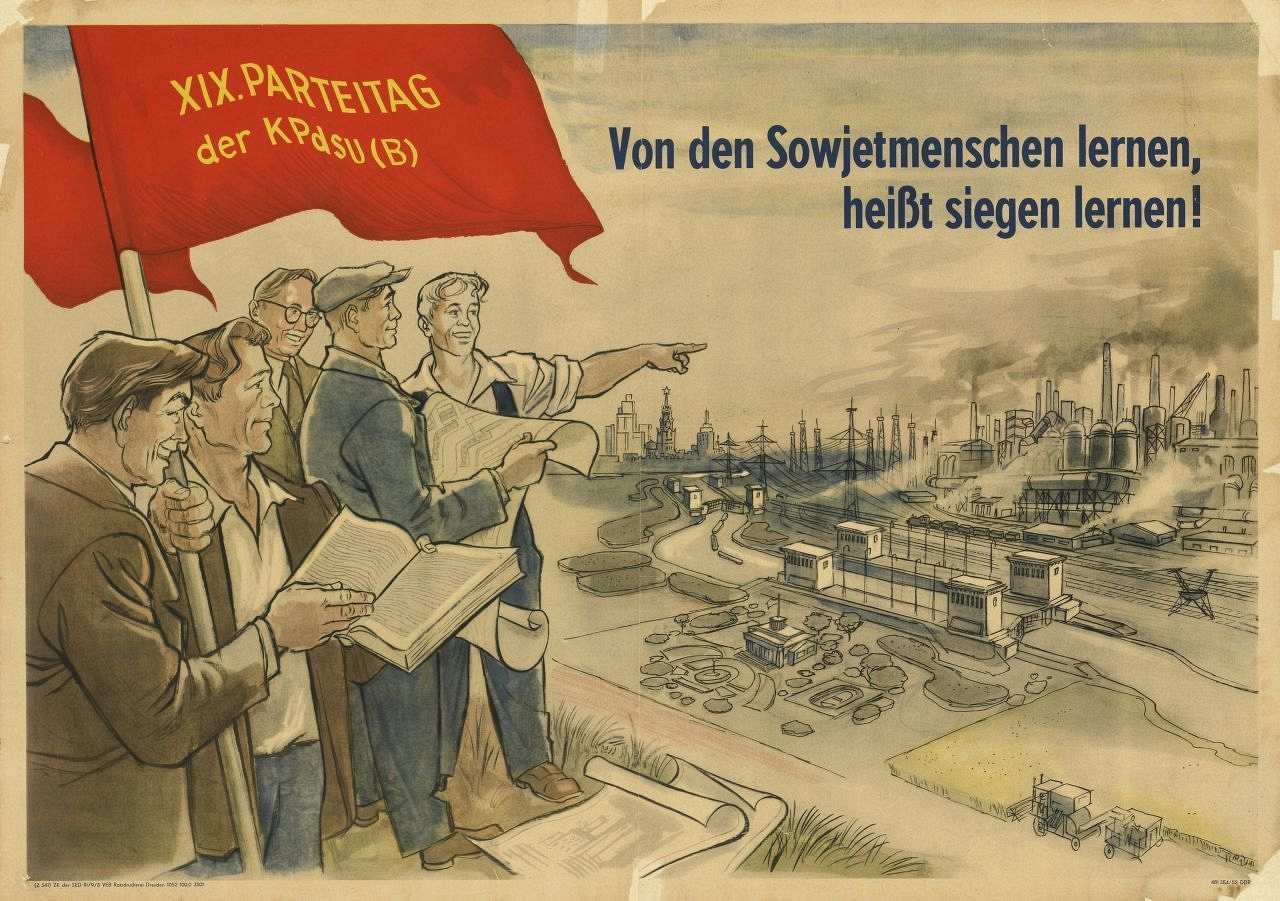 Grafisches Motiv: fünf Arbeiter auf einem Hügel sehen auf einen Industriekomplex herunter. Einer hält eine rote Fahne mit gelbe Beschriftung: XIX. Parteitag der KpdSU (B). Rechts oben die Beschriftung: Von den Sowjetmenschen lernen heißt siegen lernen.