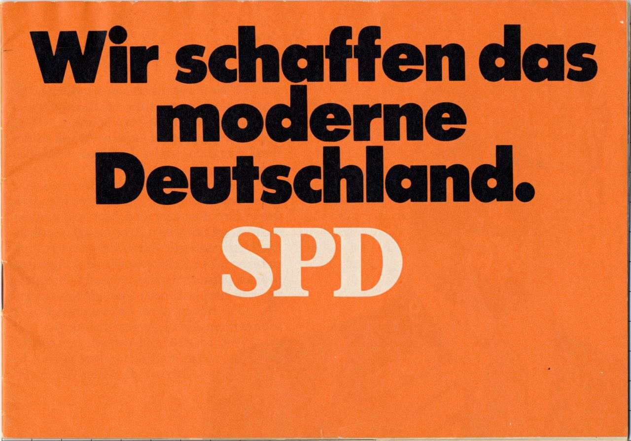 Werbebroschüre der SPD zur Bundestagswahl 1969 mit Fotos zu den einzelnen Artikeln. Farben: schwarz, weiß und orange.