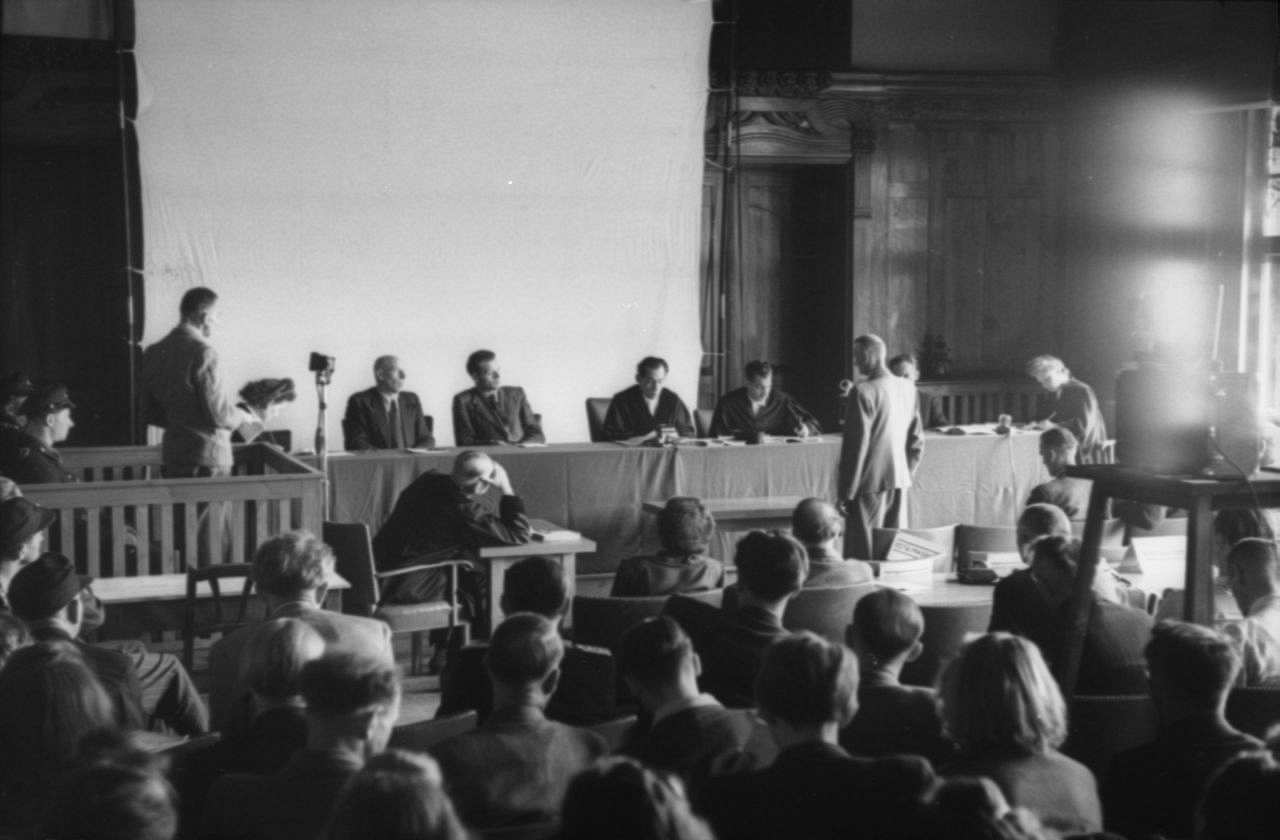 schwarz/weiß-Fotografie der Gerichtsverhandlung im Rathaussaal