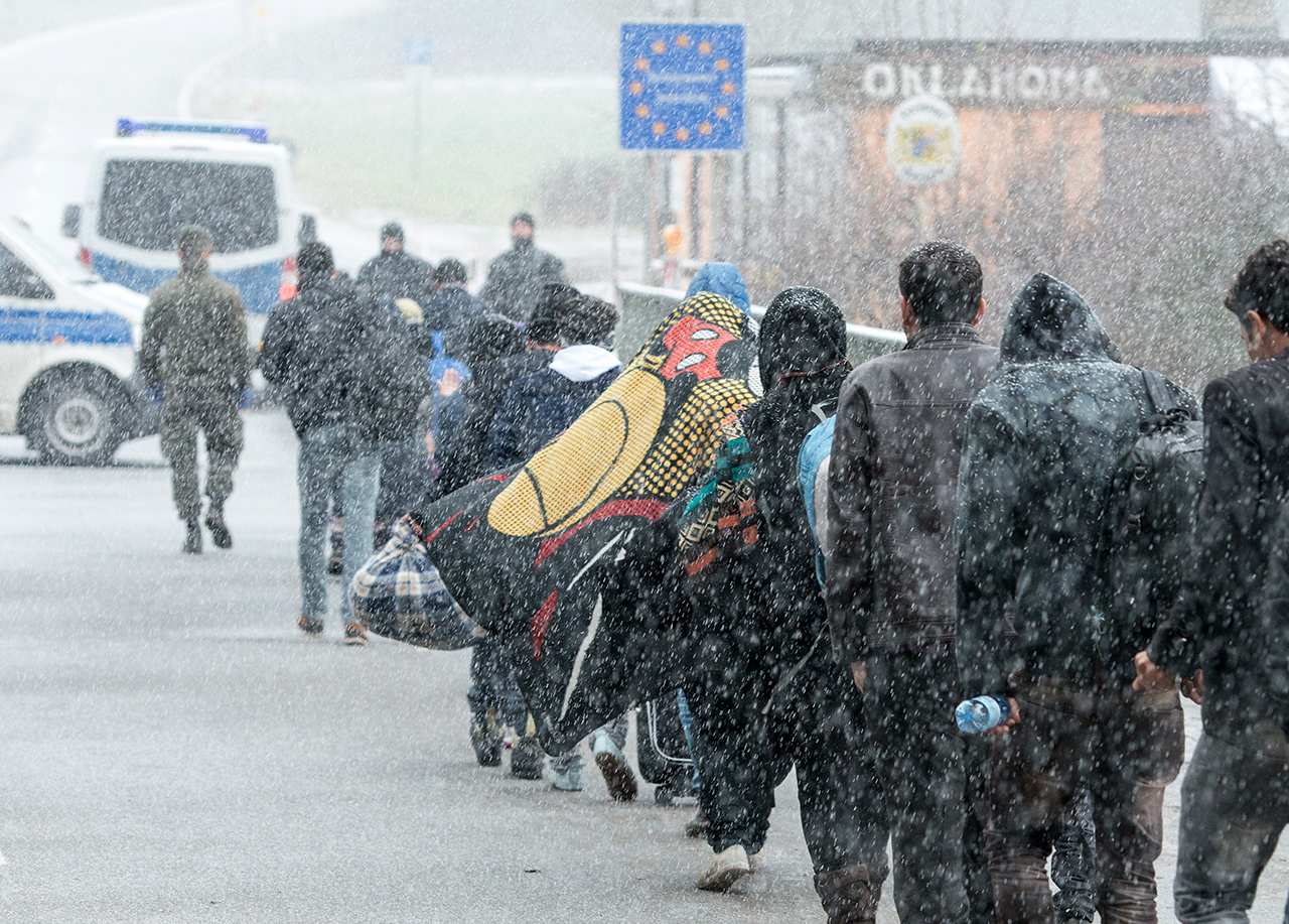 Flüchtende Menschen passieren am 21. November 2015 bei Wegscheid (Bayern) die Grenze zwischen Österreich und Deutschland.