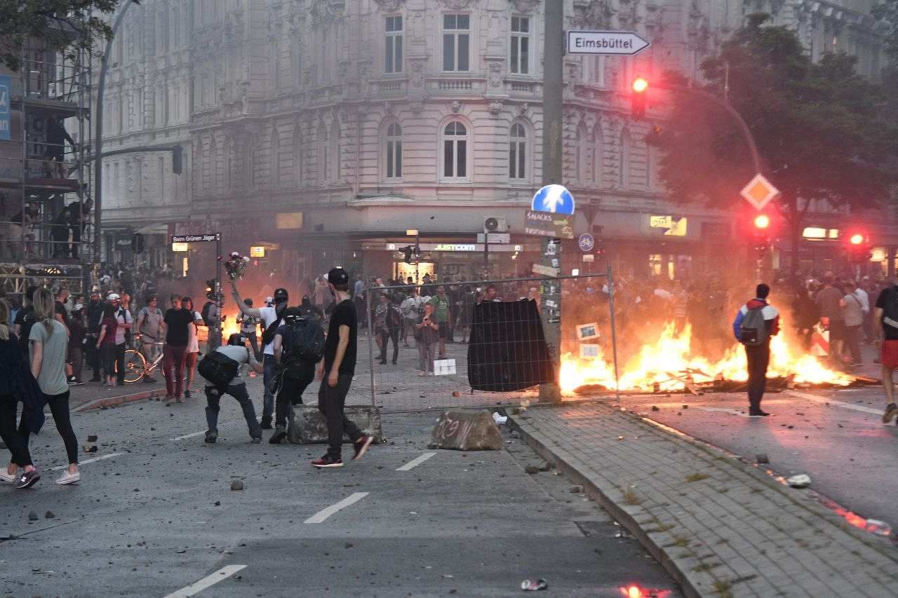 Bei einer Demonstration von G20-Gegnern im Schanzenviertel in Hamburg kommt es zu gewaltsamen Ausschreitungen. Während des Treffens der Vertreterinnen und Vertreter der zwanzig wichtigsten Industrie- und Schwellenländer demonstrieren Zehntausende friedlich. Am Abend des 7. Juli 2017 eskalieren die Proteste jedoch im Hamburger Schanzenviertel, Autos werden angezündet und Geschäfte geplündert. Doch auch die Polizei gerät wegen ihrem harten Vorgehen gegen friedlich Protestierende in die Kritik.
