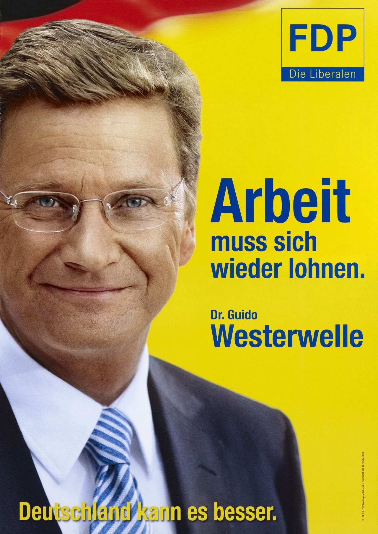 Gelbgrundiges Plakat; links: Porträtfotografie von Guido Westerwelle, bis zur Brust sichtbar; oben, links: schwarz-rot-goldener Streifen; daneben, rechts: Logo FDP / Die Liberalen; darunter, rechts, in blauer Schrift: siehe Bezeichnung; unten, in gelber Schrift: Deutschland kann es besser.