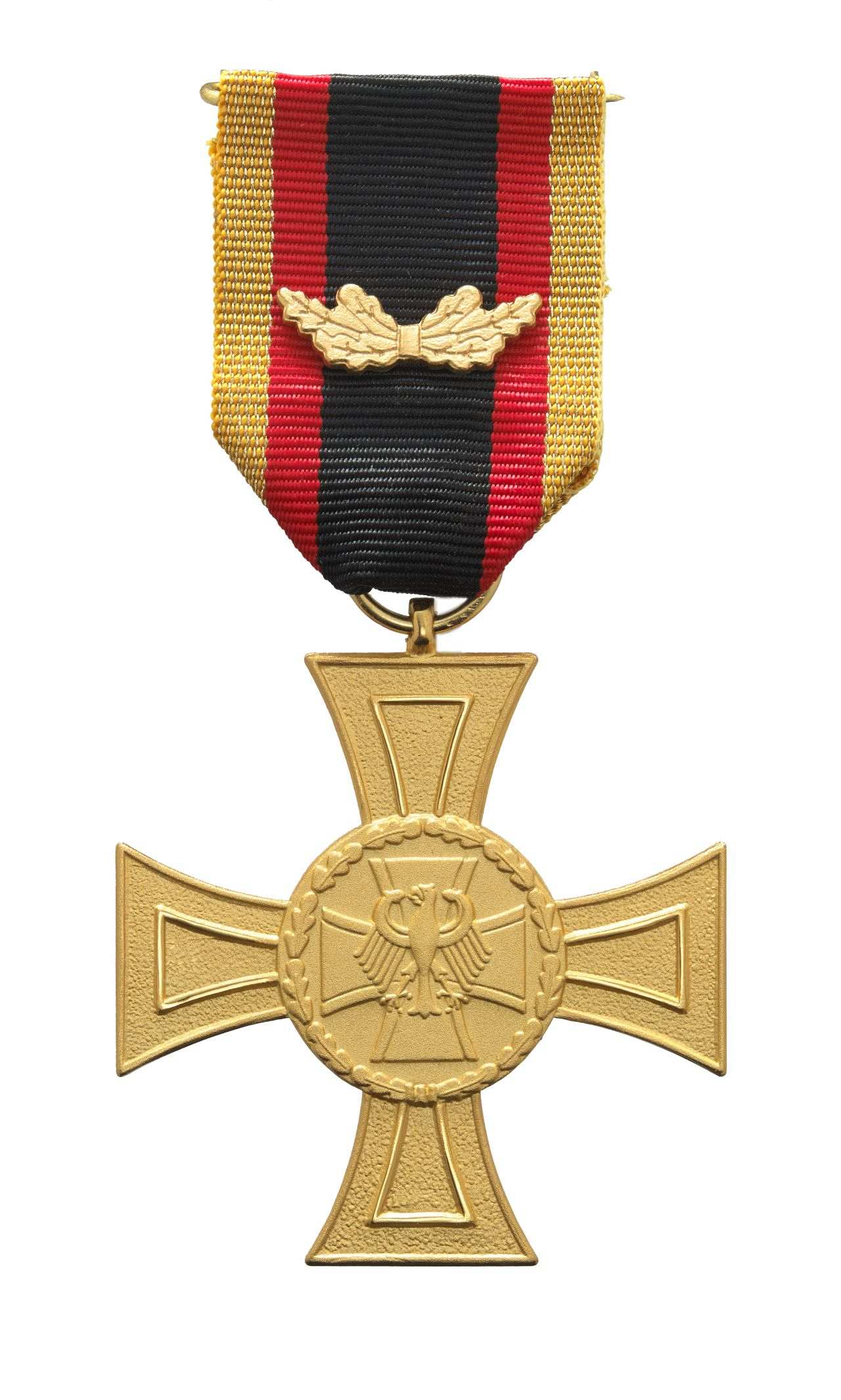 Goldfarbene Medaille mit Randstab in Form eines Eisernen Kreuzes; in der Kreuzvierung außen erhabener Lorbeerkranz, im Zentrum erhabener Bundesadler. Oben Öse mit Bandring; durchgezogenes Band mit schwarz-rot-goldfarbenen Seitenstreifen; zusätzlich Tragespange, mittig goldfarben gebundenes Eichenlaub. Rückseite: Befestigungsnadel.
Im dunkelblauen Etui mit goldfarbener Beschriftung.