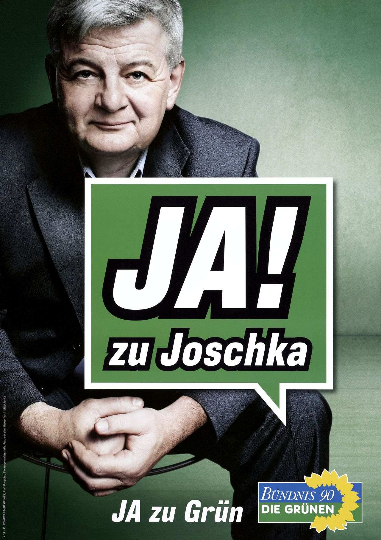 Farbiges Plakat; grüner Hintergrund; links im Bild: großes Farbfoto: Joschka Fischer, sitzend, bis zu den Knien sichtbar; blickt Betrachter an, lächelt; mittig: weißgerahmter, grüner Kasten in Sprechblasenform mit weißer Schrift: Ja zu Joschka; unten, in weißer Schrift: Ja zu Grün; daneben, rechts: Logo Bündnis 90/Die Grünen.