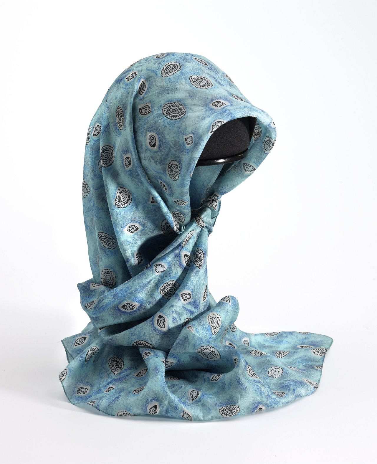 blaues Kopftuch von Emel Zeynelabidin