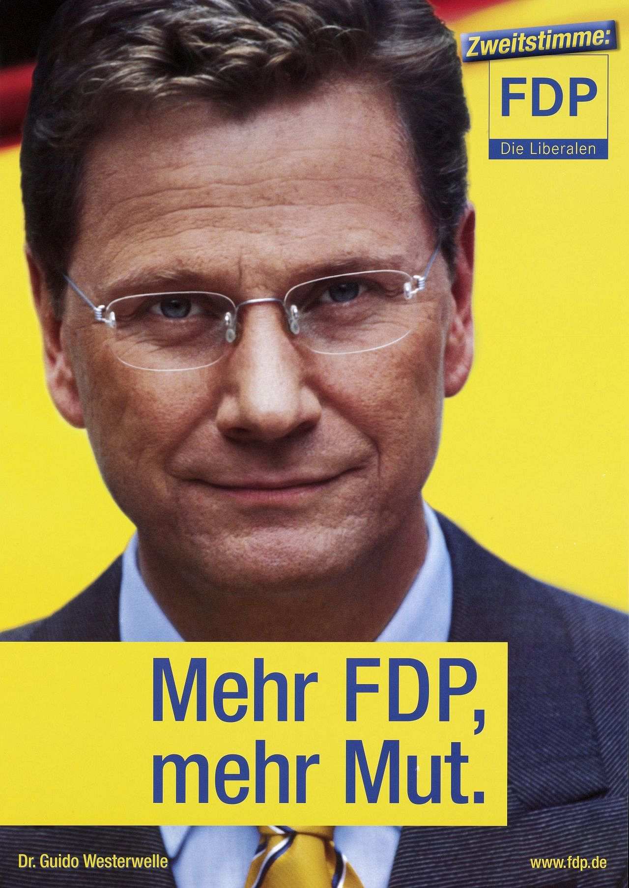 Farbiges Plakat; gelber Hintergrund; oben, links: schwarz-rot-goldener Streifen; Porträtaufnahme von Guido Westerwelle, der Betrachter ansieht, lächelt; oben, rechts: blauer Balken mit gelber Schrift: Zweitstimme:; darunter: gelber Kasten mit blauer Schrift: FDP; darunter: blauer Balken mit gelber Schrift: Die Liberalen; unten: gelber Kasten mit blauer Schrift: Mehr FDP, / mehr Mut.; darunter in gelber Schrift: Dr. Guido Westerwelle; unten, rechts, in gelber Schrift: www.fdp.de.