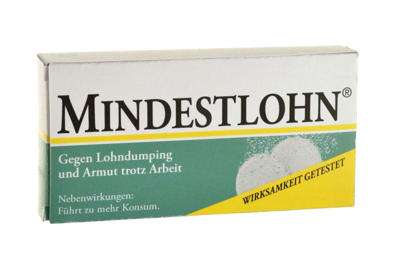 Schachtel im Design einer Aspirin-Packung. Vorder- und Rückseite identisch. Oben: weißes Feld, darauf in schwarzen Großbuchstaben: Mindestlohn. Darunter: gelber Streifen, darunter: grünes Feld. Darin: links, in weißer Schrift: Gegen Lohndumping und Armut trotz Arbeit. Nebenwirkungen: Führt zu mehr Konsum. Rechts: Farbfotografie, zwei sich auflösende Brausetabletten. Darunter: gelbe Ecke mit schwarzer Schrift: Wirksamkeit getestet.