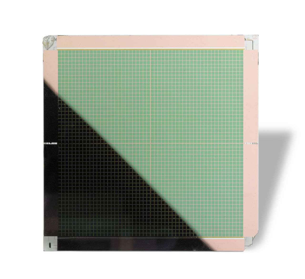 Quadratische Platte, Vorderseite kupferfarbener Rand, mittig in grün-kupferfarbene Segmente geteilt; Rückseite silberfarben. Platte in schwarzer Verpackung. 