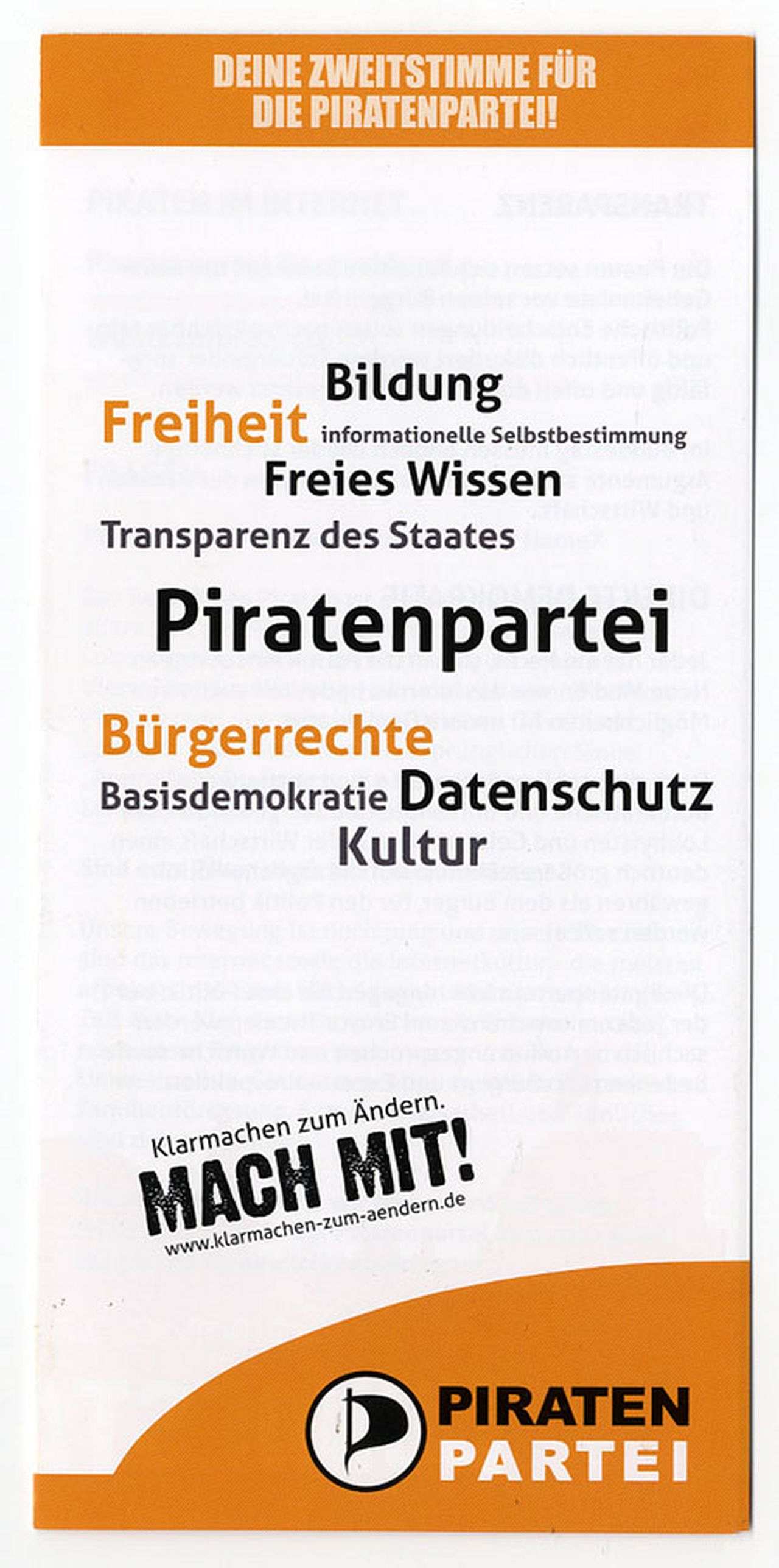 Folder, Farbdruck; Vorderseite: weißer Hintergrund; oben: orangefarbener Balken mit weißer Schrift: siehe Bezeichnung; darunter, in schwarzer und orangefarbener Schrift: Schlagworte des Parteiprogramms, u.a. Freiheit, Bürgerrechte, Datenschutz, Freies Wissen; darunter: Klarmachen zum Ändern. / Mach mit! / www.klarmachen-zum-aendern.de; unten: orangefarbenes Feld mit Logo Piraten / Partei; Innenteil: kurze Texte zu politischen Inhalten der Piratenpartei; Überschriften: Transparenz, Direkte Demokratie, Grund- und Bürgerrechte, Datenschutz, Freier Wissensaustausch, Urheber- und Verwertungsrechte; Rückseite: weißer Hintergrund; oben: orangefarbener Balken mit weißer Schrift: Mehr Freiheit wagen; darunter, in schwarz: Auflistung der politischen Forderungen der Piratenpartei.  