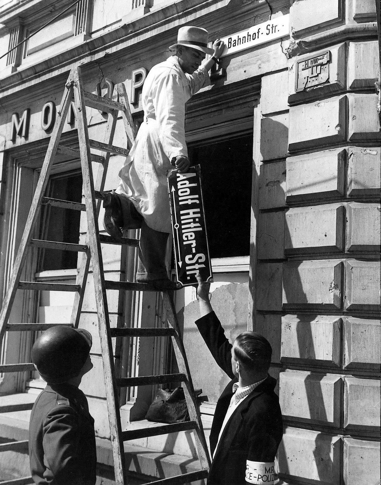 Abmontage eines Strassenschildes mit der Aufschrift: 