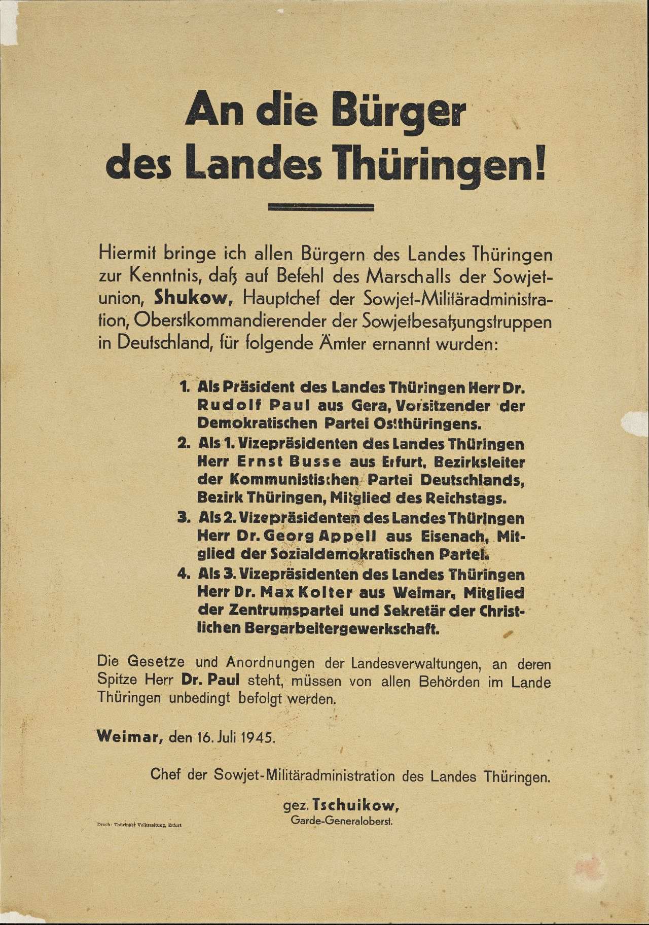 Weißes Textplakat: Befehl des Marschalls der SU, Shukow, zur Verteilung wichtiger Ämter in Thüringen         