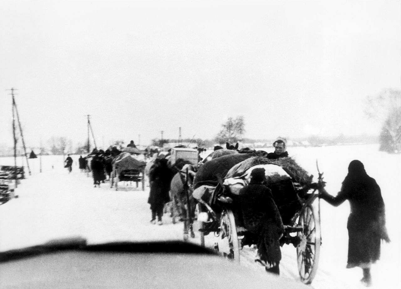 Foto eines Flüchtlingstrecks aus Osteuropa im Februar 1945 westlich der Oder im Raum der Lausitz (Spreewald).