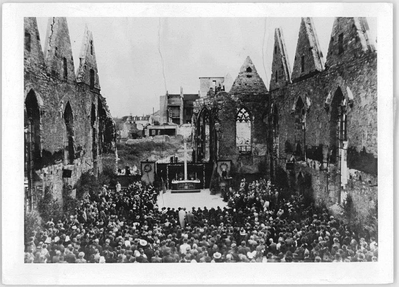 Fotografie vom Gottesdienst in der kriegszerstörten Aegidienkirche Hannover anläßlich der 600-Jahr-Feier der Kirche