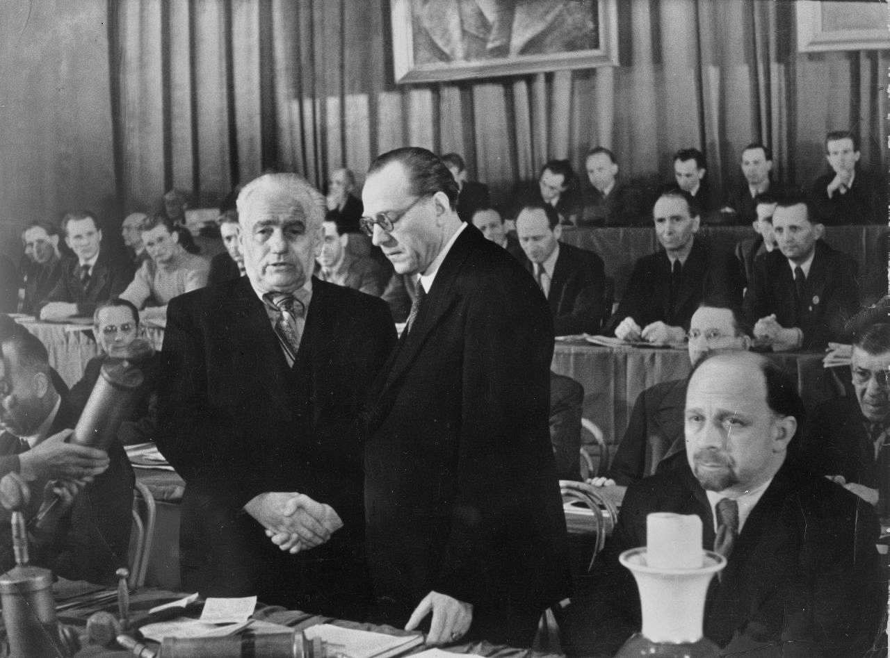 Fotografie des Händedrucks zwischen Otto Grotewohl und Wilhelm Pieck, den Parteivositzenden der SPD und der KPD in der SBZ